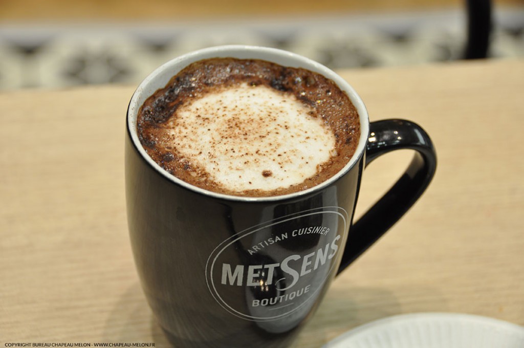 BOISSON-CHAUDE-ANGELINA_METSENS_BUREAU-CHAPEAU-MELON-COPYRIGHT